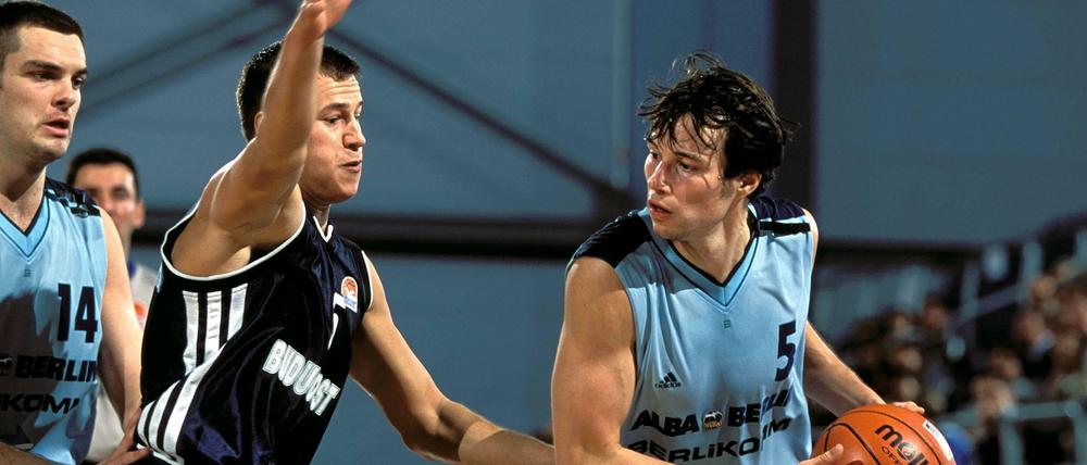 Jörg Lütcke (am Ball) im Trikot von Alba Berlin im Jahr 2001.