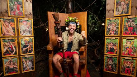 Der neue "Dschungelkönig" Filip Pavlovic auf seinem Thron. Pavlovic hat das Finale des RTL-Dschungelcamp 2022 gewonnen.