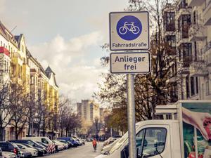 Alle haben ein Anliegen. Die Stargarder Straße in Prenzlauer ist jetzt Radlern vorbehalten. Viele Autofahrer halten sich nicht daran.