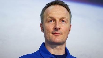 Der Astronaut Matthias Maurer steht bei einer Pressekonferenz nach seiner Rückkehr von der ISS.