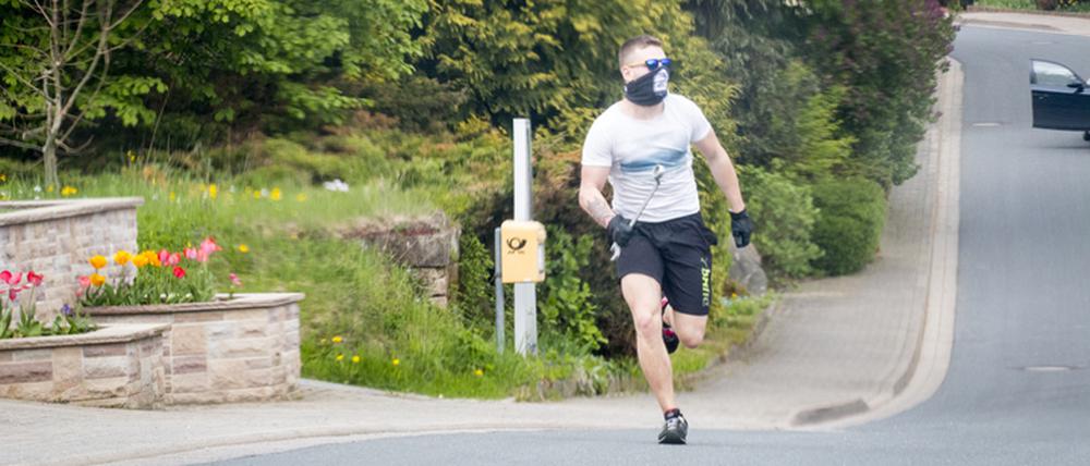 Einer der Angreifer mit seinem Schraubenschlüssel.