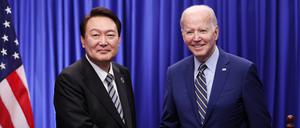 Yoon Suk-yeol, Präsident von Südkorea, und Joe Biden, Präsident der USA, beim Gipfel des südostasiatischen Staatenverbundes.