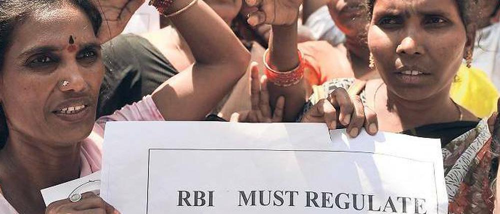 Protest. Indische Frauen fordern eine Regulierung der Mikrobanken.