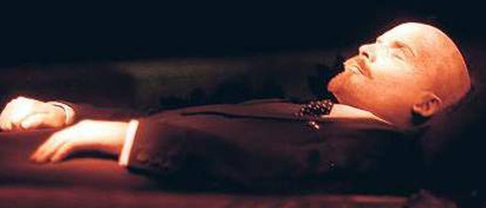 Am alten Platz. Der balsamierte Leichnam von Wladimir Iljitsch Lenin im Mausoleum.