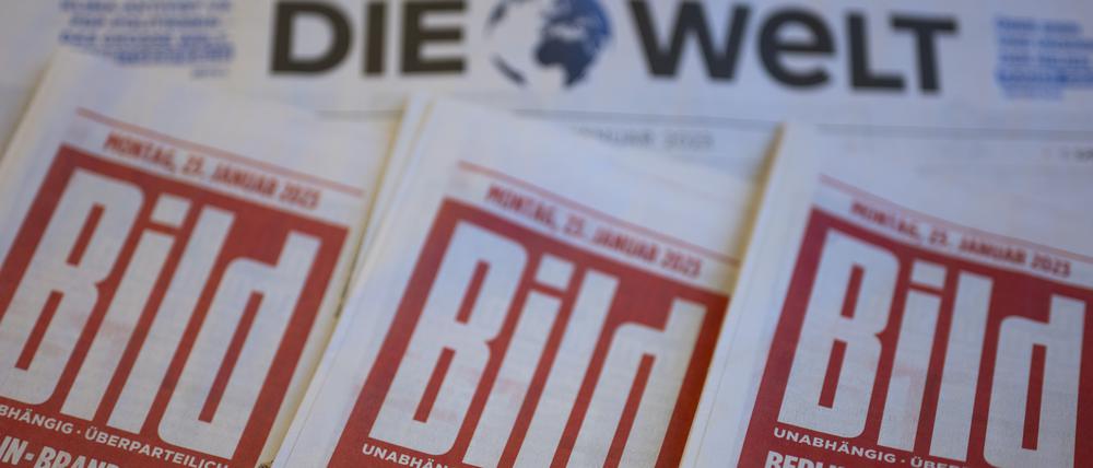 Papierausgaben der Zeitungen «Bild» und «Die Welt» vom Axel Springer Verlag auf einem Tisch.