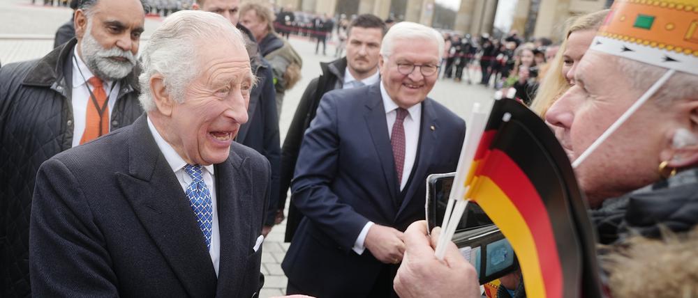 König Charles III. und Bundespräsident Frank-Walter Steinmeier begrüßen am Brandenburger Tor die Fans.