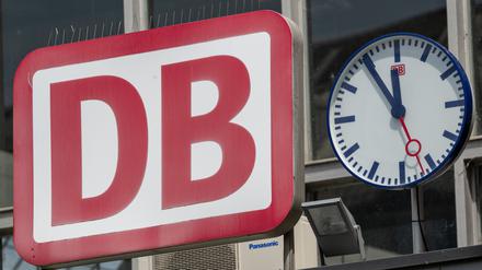 Die Uhr neben dem Logo der Deutschen Bahn (DB) zeigt am Eingang zum Münchner Hauptbahnhof auf «Fünf vor Zwölf». 