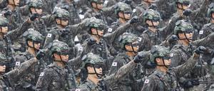 Südkoreanische Truppen marschieren während einer Feier zum 75. Jahrestag des Tages der Streitkräfte. +++ dpa-Bildfunk +++