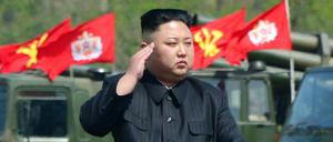 Nordkoreas Diktator Kim Jong-un bei einer Militärparade.