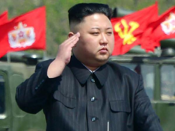 Nordkoreas Diktator Kim Jong-un bei einer Militärparade.