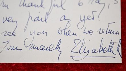 Ein Brief der verstorbenen britischen Königin Elisabeth II. an ihre Hebamme liegt im Auktionshaus Eppli auf einem Tisch. 