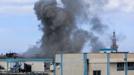 Rauch steigt von einem israelischen Luftangriff neben dem Nasser-Krankenhaus auf.  