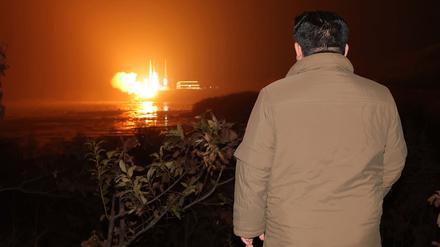 Diese am 22.11.2023 von der zentralen nordkoreanischen Nachrichtenagentur KCNA zur Verfügung gestellte Aufnahme zeigt Macthaber Kim Jong Un beim Raketenstart von Chollima-1, die den Aufklärungssatelliten„Malligyong-1“ ins All bringt.