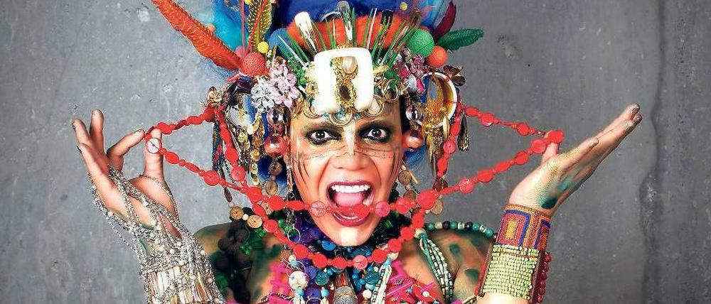 Paradiesvogel zugeflogen. Aérea Negrot stammt aus Venezuela. Sie kam über Porto und London nach Berlin.