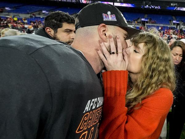 Die Musikerin Taylor Swift (rechts) küsst Kansas City Chiefs Tight End Travis Kelce nach dem NFL-Footballspiel auf dem Spielfeld. Die Kansas City Chiefs gewannen 17-10.