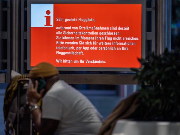Ein Monitor informiert zum Streik im Wartebereich. Die Gewerkschaft Verdi hat die Belegschaften der privaten Sicherheitsunternehmen an elf Flughäfen zu einem ganztägigen Warnstreik aufgerufen.
