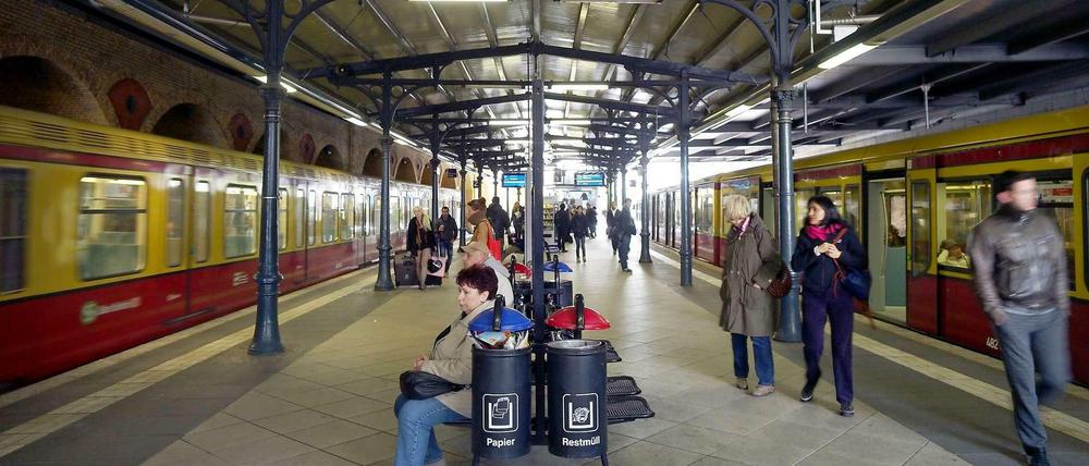 S-Bahn Gleise mit fahrenden Bahnen am Bildrand