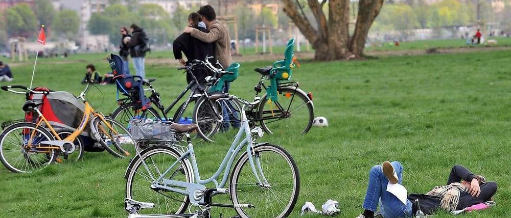Es geht aber auch ruhiger: Nicht alle Berliner nutzten den Tag der Arbeit zum Demonstrieren. Viele zog es ins Freie, um einfach zu relaxen oder sich sportlich zu betätigen. Entspannung pur auf dem Tempelhofer Feld.