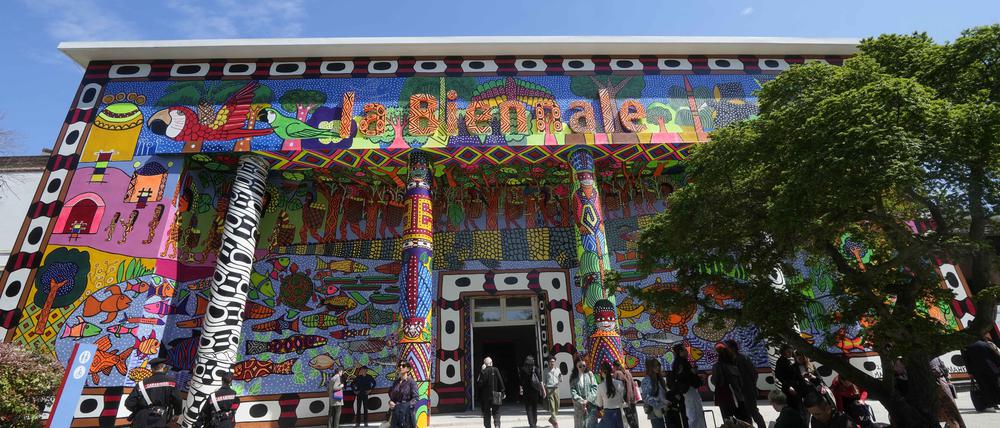 Im Hauptpavillon in den Giardini präsentiert der brasilianische Kurator Adriano Pedrosa die Ausstellung „Fremde überall“.