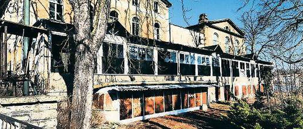 "Gesellschaftshaus" und "Riviera" an der Dahme machten einst Grünau zum Treffpunkt der Haute volée . Bei diesen Häusern ist noch nicht absehbar, ob sie gerettet werden können.