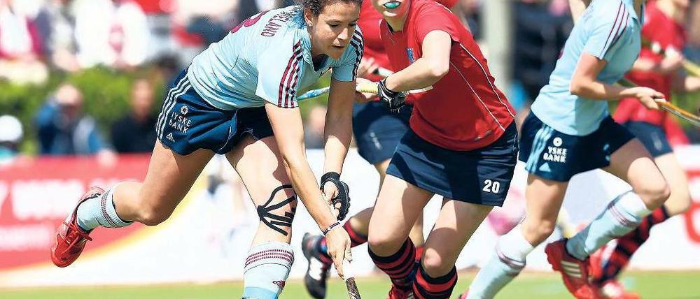 Enges Duell. Hanna Schniewind (r.) vom BHC gegen Janne Müller-Wieland. Foto: dpa