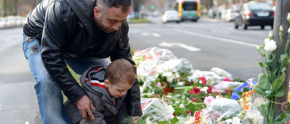 Trauer um Burak Bektas: Ein Vater und sein zweieinhalb-jähriger Sohn gedenken des Toten.
