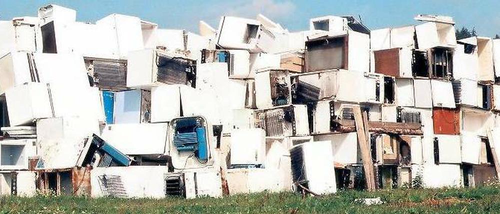 Altmetall. Moderne Kühlschränke verbrauchen weniger Energie als alte Modelle. Doch viele Haushalte können oder wollen sich kein neues Gerät leisten. Deshalb würde eine Prämie vermutlich die Kaufbereitschaft fördern, meinen die Befürworter. Foto: p-a/ZB