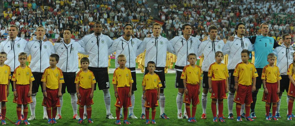 Mitsingen oder nicht? Einige deutsche Nationalspieler bleiben bei der Hymne stumm.