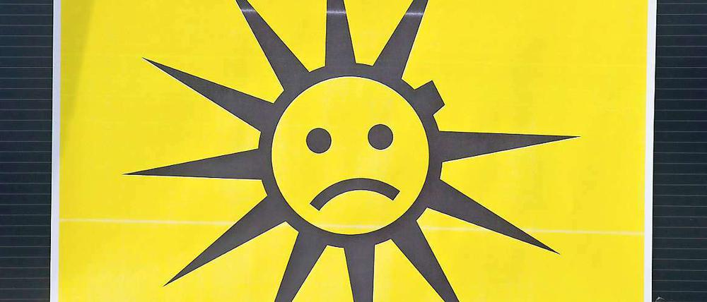 Trübe Aussichten. Im Februar protestierten die Mitarbeiter von First Solar gegen die Kürzung der Solarförderung. Als Ausdruck ihres Protestes hängten sie dieses - wütende - Sonnensymbol auf ein Photovoltaikmodul. Jetzt kündigte der US-Konzern First Solar an, sein Werk in Deutschland zu schließen. 1200 Mitarbeiter in Frankfurt (Oder) verlieren ihren Job.