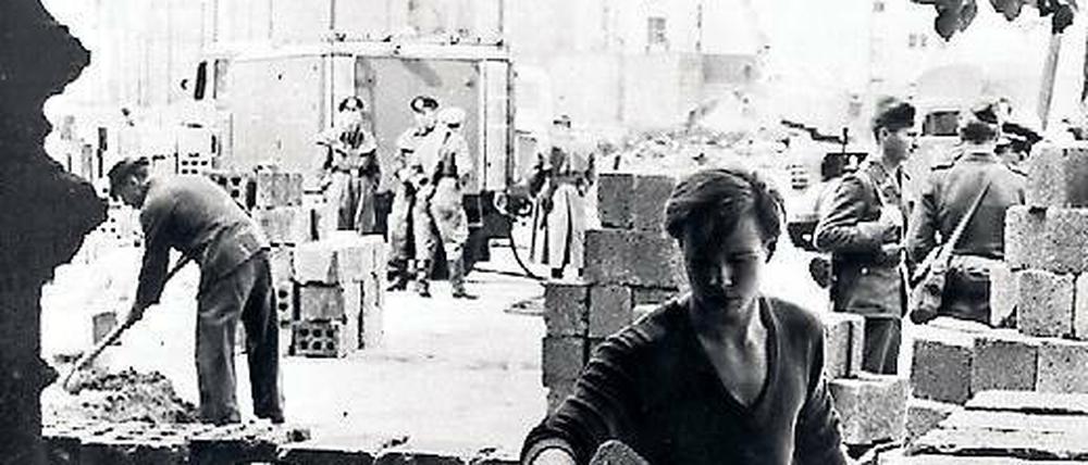 In schlechter Erinnerung. Am 13. August jährt sich der Tag des Mauerbaus zum 50. Mal. Aus diesem Anlass rufen der Förderverein Berliner Mauer und die Opferverbände Kommunistischer Gewaltherrschaft zur Aktion „Eine Minute für die Freiheit“ auf. Foto: dapd