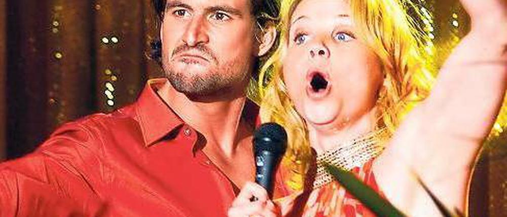 Animier mich! Toni (Tom Beck) und Rebecca (Annette Frier) beim Karaoke.