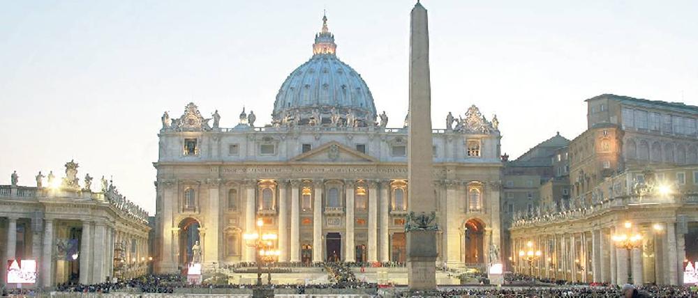Der Petersplatz und der Petersdom in Rom.