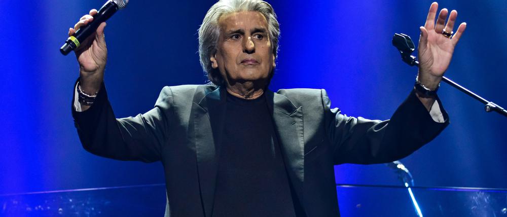 Toto Cutogno, italienischer Sänger, steht bei einem Konzert auf der Bühne. Cutugno starb am 22.08.2023 im Alter von 80 Jahren in Mailand, wie sein Management der Deutschen Presse-Agentur auf Anfrage bestätigte.