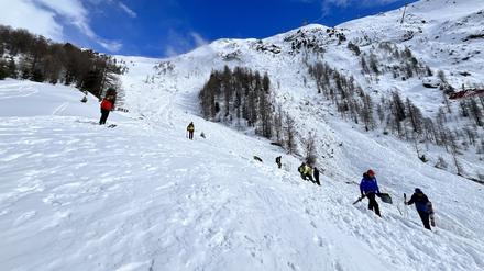 Am Riffelberg in Zermatt waren beim Abgang einer großen Lawine am frühen Montagnachmittag vier Menschen von den Schneemassen mitgerissen worden. 