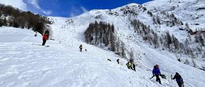 Am Riffelberg in Zermatt waren beim Abgang einer großen Lawine am frühen Montagnachmittag vier Menschen von den Schneemassen mitgerissen worden. 