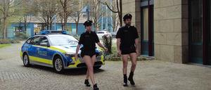 Das Standbild aus einem Youtube-Video der Polizeigewerkschaft (DPolG) zeigt Polizisten ohne Hosen und soll den eklatanten Mangel an Dienstkleidung bei der bayerischen Polizei anklagen. 