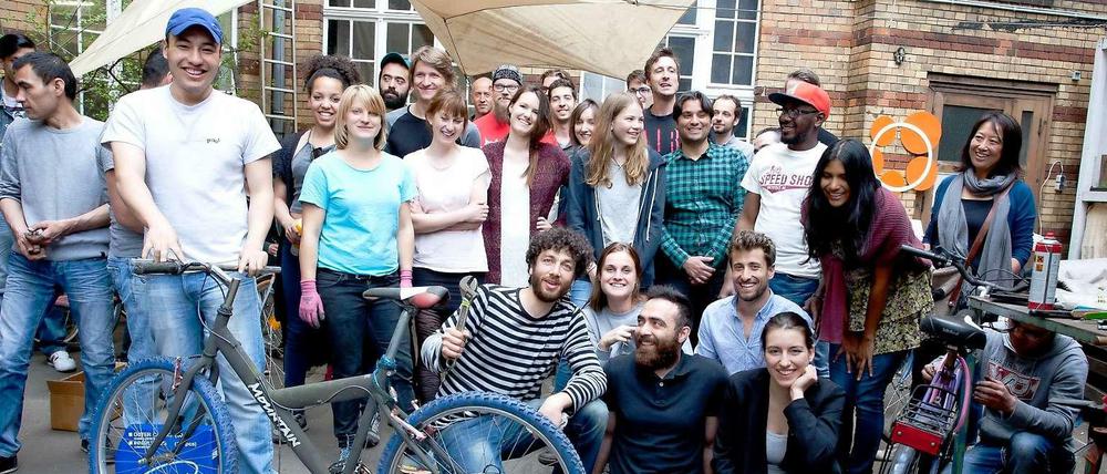 Hand in Hand für ein bisschen mehr Miteinander: Ehrenamtliche und Flüchtlinge machen in Kreuzberg gemeinsam Gebrauchträder wieder flott.