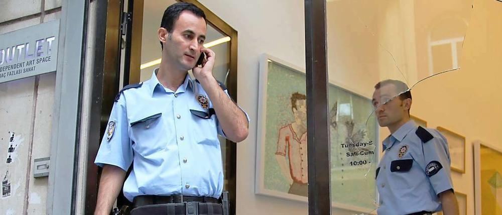 Kampf der Kulturen: Im Istanbuler Stadtteil Tophane wurde eine Kunstgalerie überfallen - von Anwohnern, die sich von der lokalen Schickeria gestört fühlen.