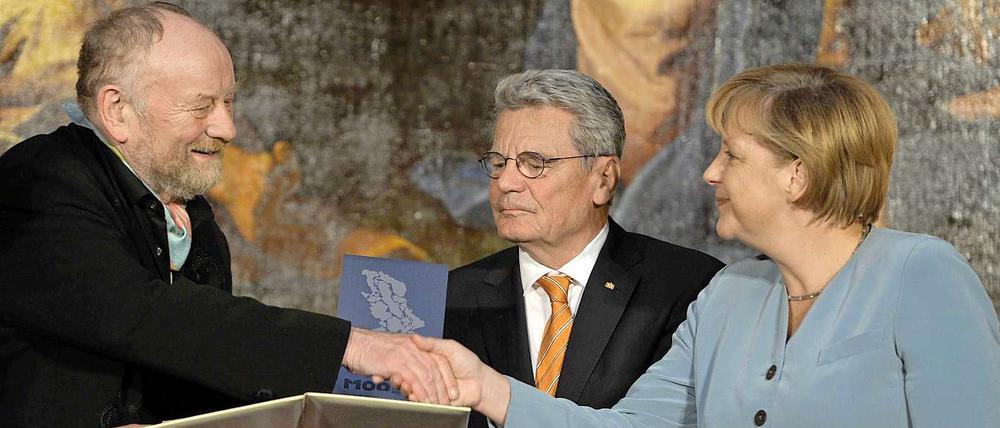 Merkel übergibt den Medienpreis an Westergaard.