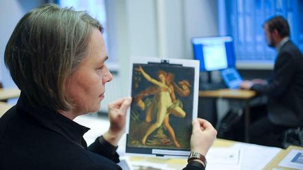 Die wissenschaftliche Koordinatorin Andrea Baresel-Brand mit Kopien einer Renaissance-Tafel von Bartholomäus Spranger aus der Sammlung des verstorbenen Cornelius Gurlitt.