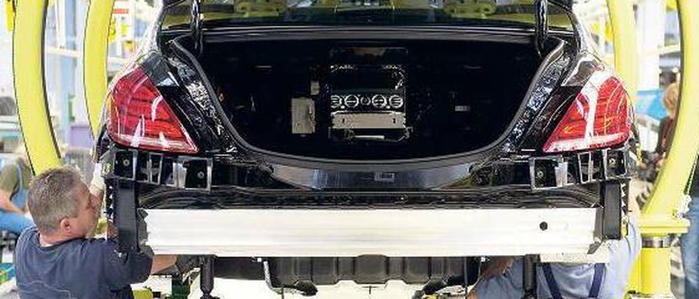 Wertschöpfung. Die S-Klasse von Mercedes wird noch in Sindelfingen montiert. Doch zunehmend verlagern deutsche Konzerne die Produktion ins Ausland.