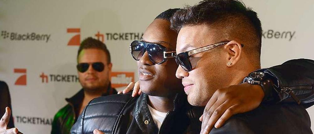 Rspper Kay One (r.) mit dem Sänger Emory bei einer Veranstaltung am 05.09.2013 im Berliner Grand Hotel Esplanade.