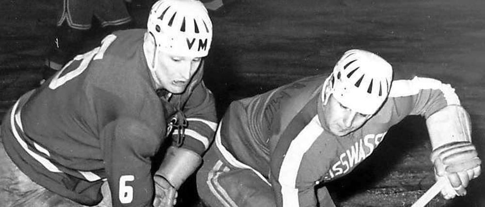 Alte Rivalen. 20 Jahre lang duellierten sich Dynamo Weißwasser (r.) und Dynamo Berlin in der kleinsten Eishockeyliga der Welt. Heute treffen sich die Teams wieder.