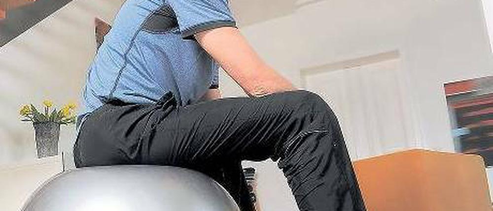 Immer am Ball: Trainer Steffen Nitsch zeigt die Sportübungen zum 14. Spieltag.