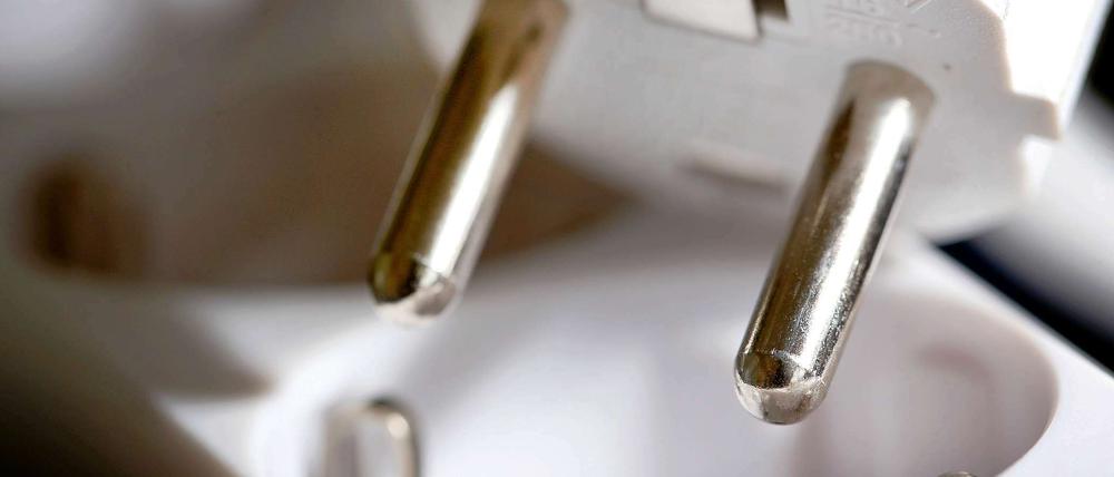 Stecker über einer Steckdose