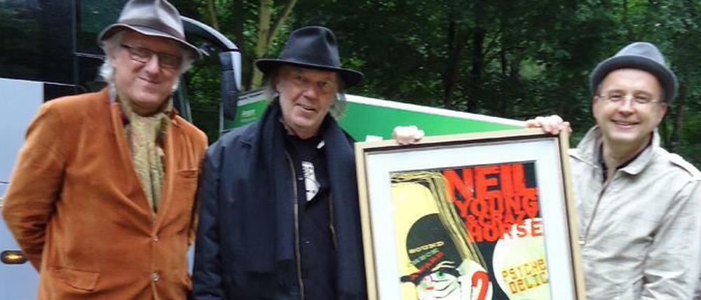 Preisträger und Gratulanten: Peter Radszuhn, Neil Young, Andreas Müller und Nadine Lange.