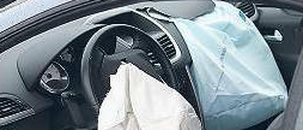 Der Airbag löst mit eCall sofort nach dem Aufblasen einen Notruf aus.
