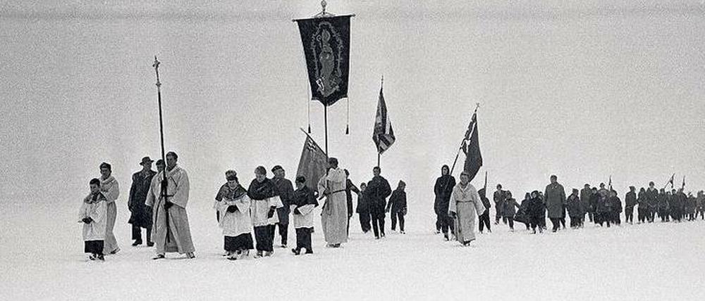 In einer langen Prozession trugen katholische Gläubige, begleitet von mehr als 2000 Menschen aller Konfessionen, am 12. Februar 1963 eine Büste des Evangelisten Johannes vom schweizerischen Münsterlingen über den gefrorenen Bodensee nach Hagnau in Baden-Württemberg. 1573 wurde diese Tradition begründet.