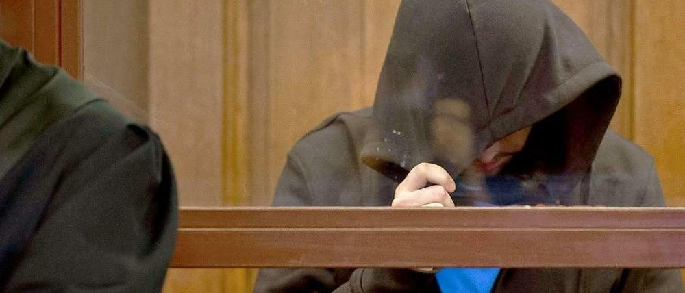 Das Berliner Landgericht hat zwei junge Männer wegen ihrer Mitgliedschaft im Terrornetzwerk Al Qaida zu hohen Haftstrafen verurteilt.