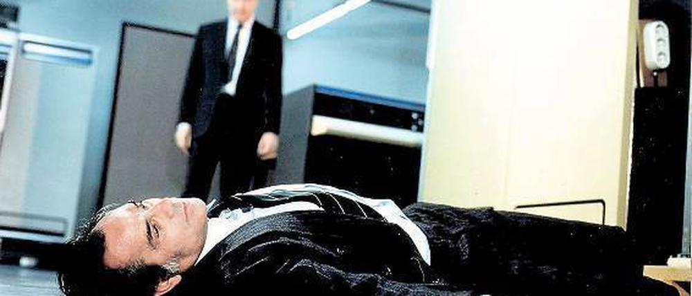 Wie viele Welten gibt es? Professor Henry Vollmer (Adrian Hooven) ist unter mysteriösen Umständen ums Leben gekommen. Irgend etwas soll geheim gehalten werden. Foto: Arte